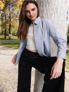 Koszula z kołnierzykiem - błękitny. Niebieskie koszule Sinsay, l, bez wzorów, z bawełny, bez kołnierzyka, bez ramiączek. Za 39,99 zł.