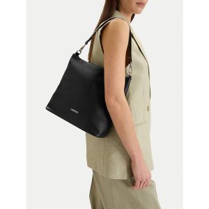 Torebka Lasocki. Czarne torebki klasyczne Lasocki, bez wzorów, bez dodatków. Za 169,99 zł.