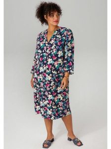 Aniston Sukienka w kolorze kremowo-różowo-granatowym rozmiar: 48. Niebieskie sukienki Aniston, bez wzorów, z wiskozy, bez kołnierzyka, bez ramiączek, midi. Za 79,21 zł.