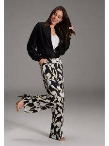 SWING Kurtka w kolorze czarnym rozmiar: 42. Czarne kurtki Swing, bez wzorów, bez kaptura. Za 231,13 zł.