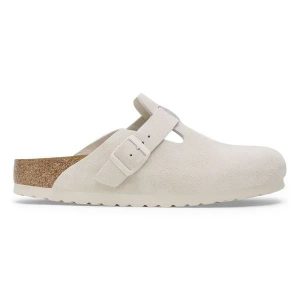 BIRKENSTOCK Boston Soft Footbed Suede Leathe Klapki damskie. Białe klapki Birkenstock, bez wzorów, bez obcasa. Za 499,99 zł.