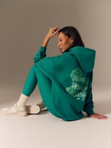 4F Bluza dresowa loose z kapturem damska - zielona M. Zielone bluzy 4f, m, bez wzorów, z dresówki, z kapturem. Za 189,99 zł.