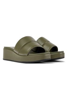 Camper Skórzane klapki w kolorze khaki na koturnie rozmiar: 41. Brązowe klapki Camper, bez wzorów, z otwartym noskiem, bez obcasa, na koturnie. Za 259,13 zł.