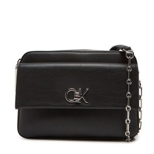 Torebka Calvin Klein. Czarne listonoszki Calvin Klein, bez wzorów, bez dodatków. Za 319,99 zł.