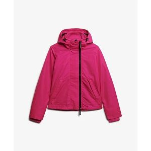 Damska wiatrówka Superdry. Czerwone kurtki Superdry, bez wzorów, z softshellu, bez kaptura. W wyprzedaży za 484,15 zł.