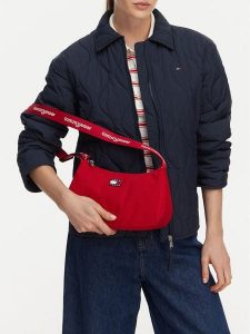 Tommy Jeans Torebka Tjw Ess Daily Shoulder Bag AW0AW18768 Czerwony. Czerwone torebki klasyczne Tommy Jeans, bez wzorów, z jeansu, bez dodatków. Za 249,99 zł.