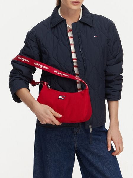 Tommy Jeans Torebka Tjw Ess Daily Shoulder Bag AW0AW18768 Czerwony. Czerwone torebki klasyczne Tommy Jeans, bez wzorów, z jeansu, bez dodatków. Za 249,99 zł.
