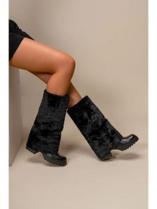 C'M Kozaki w kolorze czarnym rozmiar: 38. Czarne kozaki C'M, na zimę, bez wzorów, bez obcasa, bez zapięcia. Za 173,99 zł.