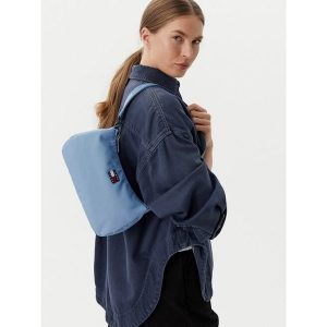 Torebka Tommy Jeans. Niebieskie torebki klasyczne Tommy Jeans, bez wzorów, z jeansu, bez dodatków. Za 249,99 zł.