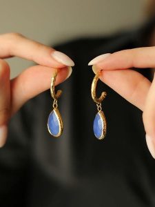 Pierres de Jade Pozłacane kolczyki-wkrętki z opalami rozmiar: onesize. Niebieskie kolczyki Pierres de Jade, z opalem, pozłacane. Za 39,99 zł.