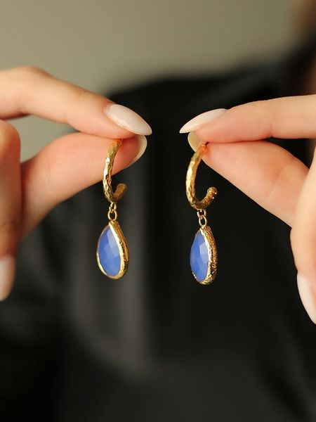 Pierres de Jade Pozłacane kolczyki-wkrętki z opalami rozmiar: onesize. Niebieskie kolczyki Pierres de Jade, z opalem, pozłacane. Za 65,38 zł.