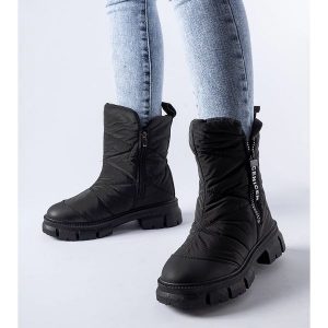 Czarne ocieplane pikowane śniegowce Antonina. Czarne buty zimowe z okrągłym noskiem, za kostkę, bez obcasa, na obcasie, bez zapięcia. Za 150,59 zł.