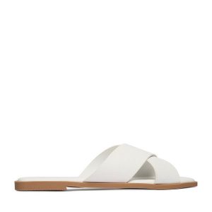 Klapki JENNY. Białe klapki Jenny, bez wzorów, bez obcasa. Za 69,99 zł.