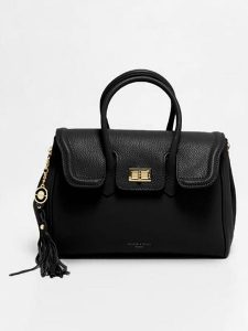 Victor & Hugo Paris Skórzana torebka "Bagatelle" w kolorze czarnym - 31 x 23 x 9 cm rozmiar: onesize. Czarne torebki klasyczne Victor & Hugo Paris, z aplikacjami, z materiału, przez ramię, bez dodatków. Za 347,99 zł.