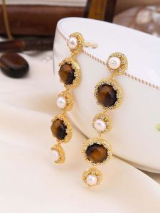 L'Atelier de Gaia Pozłacane kolczyki-wkrętki z perłami i tygrysim okiem rozmiar: onesize. Białe kolczyki L'Atelier de Gaia, z perłą, pozłacane. Za 82,99 zł.