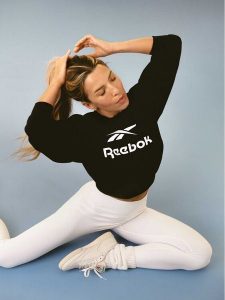 Reebok Bluza Reebok X Ewa Chodakowska RK25318CCW Czarny Regular Fit. Czarne bluzy Reebok, xl, bez wzorów, z bawełny, bez kaptura. Za 179,99 zł.