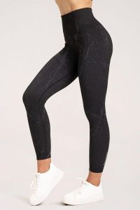 Legginsy fitness damskie Gym Glamour marble. Czarne legginsy GYM GLAMOUR, bez wzorów, z materiału, z podwyższonym stanem. Za 159,99 zł.