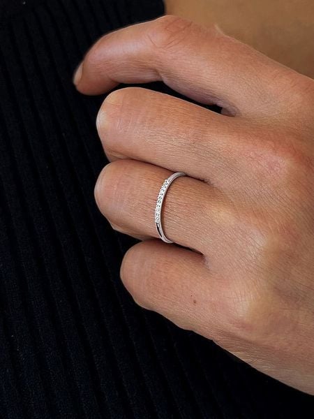 DIA DIAMONDS Srebrny pierścionek z diamentami rozmiar: 58. Szare pierścionki DIA DIAMONDS, z diamentem, srebrne. Za 188,85 zł.