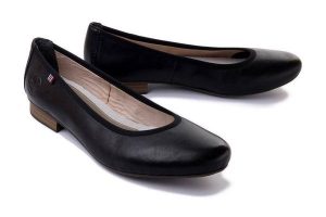 RIEKER 51994-01 black, czółenka/baleriny damskie. Czarne balerinki Rieker, bez wzorów, bez obcasa, bez zapięcia. Za 319,90 zł.