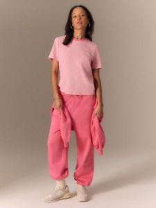 4F T-shirt regular damski - różowy XS. Czerwone t-shirty 4f, xs, bez wzorów, z materiału, bez kołnierzyka, bez ramiączek. Za 69,99 zł.