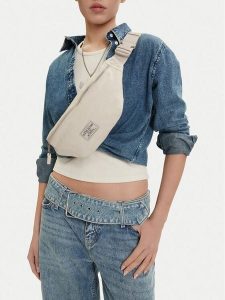 Guess Jeans Torebka CWBEO-GUESS-B-017-09 Écru. Białe torebki klasyczne Guess Jeans, z aplikacjami, z jeansu, bez dodatków. Za 99,99 zł.