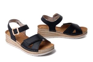 Inblu RV-17 014 Czarny, sandały damskie. Czarne sandały Inblu, bez wzorów, bez obcasa, na koturnie, bez zapięcia. Za 107,90 zł.