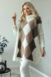 Kolorowy sweter jak ponczo z golfem wzór w romby kremowy. Białe długie swetry Peekaboo, bez wzorów. Za 329,00 zł.