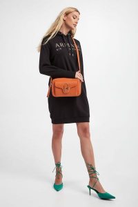 Sukienka ARMANI EXCHANGE. Sukienki Armani Exchange, m, bez wzorów, bez kołnierzyka, bez ramiączek. W wyprzedaży za 440,37 zł.