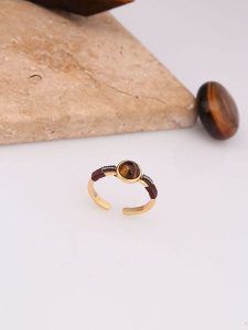 Charlize Pozłacany pierścionek z tygrysim okiem rozmiar: onesize. Brązowe pierścionki Charlize, pozłacane. Za 87,19 zł.