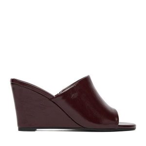 Klapki JENNY. Czerwone klapki Jenny, bez wzorów, bez obcasa. Za 119,99 zł.