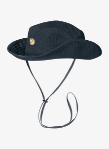 Kapelusz Fjallraven Abisko Summer Hat. Niebieskie kapelusze Fjällräven, bez wzorów, z materiału. Za 192,49 zł.
