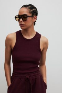 Top na ramiączkach w kolorze BURGUNDY- ISLA-L. Czerwone topy Marsala, l, bez wzorów, z bawełny, bez kołnierzyka, bez ramiączek. Za 119,90 zł.