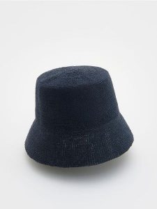 Kapelusz bucket - granatowy. Niebieskie kapelusze Reserved, bez wzorów. W wyprzedaży za 55,99 zł.