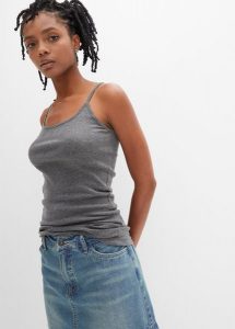 Bawełniany top na wąskich ramiączkach (2 szt.). Białe topy bonprix, bez wzorów, z bawełny, klasyczne, bez kołnierzyka, bez ramiączek. Za 39,99 zł.