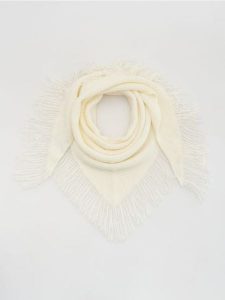 Trójkątny szalik z frędzlami - złamana biel. Szaliki Reserved, bez wzorów. Za 99,99 zł.