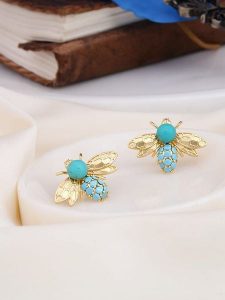 L'Atelier de Gaia Pozłacane kolczyki-wkrętki z turkusem i cyrkoniami rozmiar: onesize. Niebieskie kolczyki L'Atelier de Gaia, z cyrkonią, pozłacane. Za 43,99 zł.