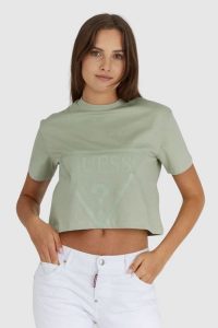 GUESS Krótki zielony t-shirt damski z logo. Zielone t-shirty Guess, s, z aplikacjami, z bawełny, bez kołnierzyka, bez ramiączek. W wyprzedaży za 129,99 zł.