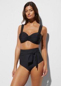 Mocno modelujące figi bikini z wysokim stanem i wiązanym paskiem. Czarne bikini bonprix, bez wzorów. Za 97,99 zł.