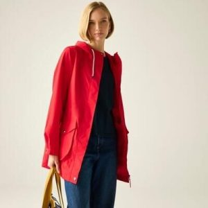 Damska wodoodporna kurtka z kapturem Norana. Czerwone kurtki Regatta, bez wzorów, z poliesteru, z kapturem. Za 349,99 zł.