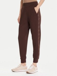 Guess Spodnie dresowe W5YB11 KBYE2 Brązowy Regular Fit. Brązowe spodnie dresowe Guess, xxl, z aplikacjami, z dresówki. Za 339,99 zł.