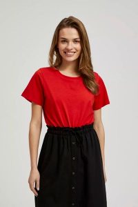 Gładki t-shirt z krótkimi rękawami czerwony. Czerwone t-shirty MOODO, s, bez wzorów, bez kołnierzyka, bez ramiączek. W wyprzedaży za 13,99 zł.