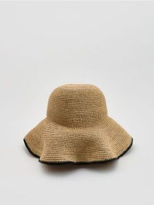 Pleciony kapelusz z rafii - kremowy. Białe kapelusze Reserved, bez wzorów. Za 149,99 zł.