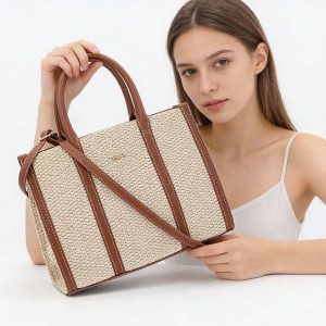 Torebka damska Rieker, torebka z plecionego materiału tekstylnego z elementami skóry naturalnej o prostej sztywnej formie z wygodnymi uchwytami i dod. Brązowe kuferki Rieker, bez wzorów, ze skóry, na ramię, bez dodatków. Za 279,00 zł.