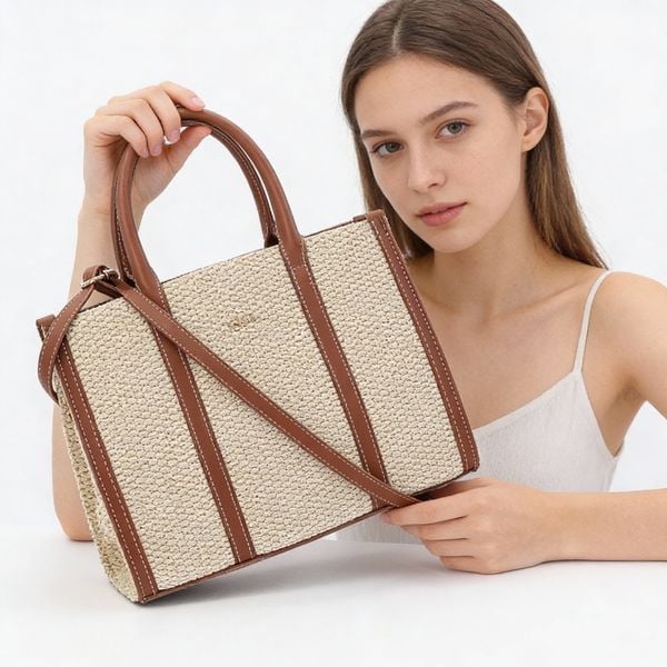 Torebka damska Rieker, torebka z plecionego materiału tekstylnego z elementami skóry naturalnej o prostej sztywnej formie z wygodnymi uchwytami i dod. Brązowe kuferki Rieker, bez wzorów, ze skóry, na ramię, bez dodatków. Za 279,00 zł.