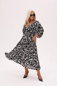 Sukienka Noelia - Safari - w kontrastowe czarno-białe wzory PLUS SIZE XXL OVERSIZE. Białe sukienki Moda Size Plus Iwanek, do pracy, na lato, plus size, bez wzorów, z materiału, biznesowe, bez kołnierzyka, plus size, bez ramiączek, mini, oversize. Za 349,90 zł.