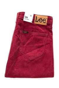 SPÓDNICA SZTRUKSOWA LEE A LINE SKIRT BIKINI RED L38NDC87 112108271. Czerwone spódnice Lee, l, bez wzorów, ze sztruksu. W wyprzedaży za 69,99 zł.
