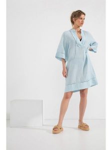 Josephine & Co Lniana sukienka w kolorze błękitnym rozmiar: 38. Niebieskie sukienki Josephine & Co, na co dzień, bez wzorów, ze lnu, bez kołnierzyka, bez ramiączek, midi, proste. Za 267,92 zł.