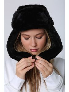 Lucky Bees Czapka w kolorze czarnym rozmiar: onesize. Czarne czapki Lucky Bees, bez wzorów, z futra. Za 63,45 zł.