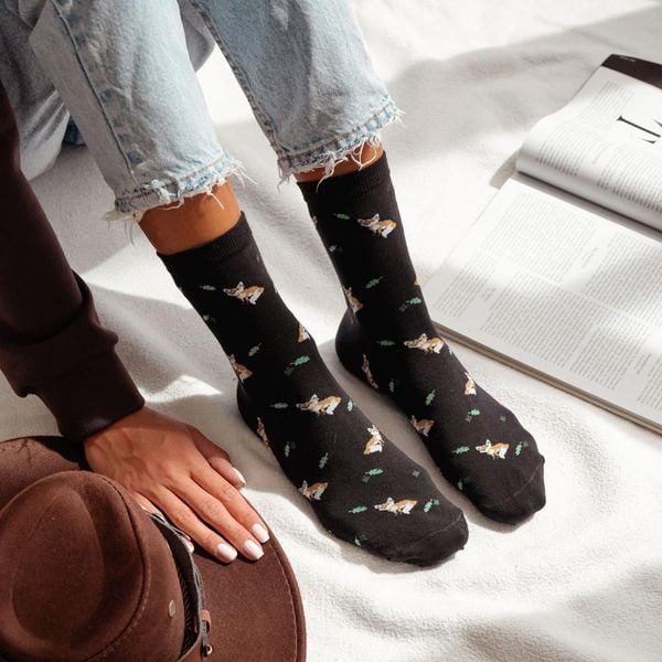 Skarpetki damskie lisy i liście 1187 bk. Czarne skarpetki Milena, bez wzorów, z bawełny. Za 15,90 zł.