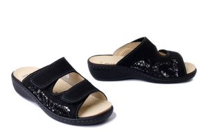 DR. BRINKMANN 700604-01 schwarz, klapki damskie. Czarne klapki Dr. Brinkmann, bez wzorów, ze skóry, bez obcasa. Za 394,90 zł.